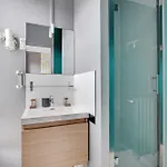 Light-Filled Suite Near Gare De L\'Est